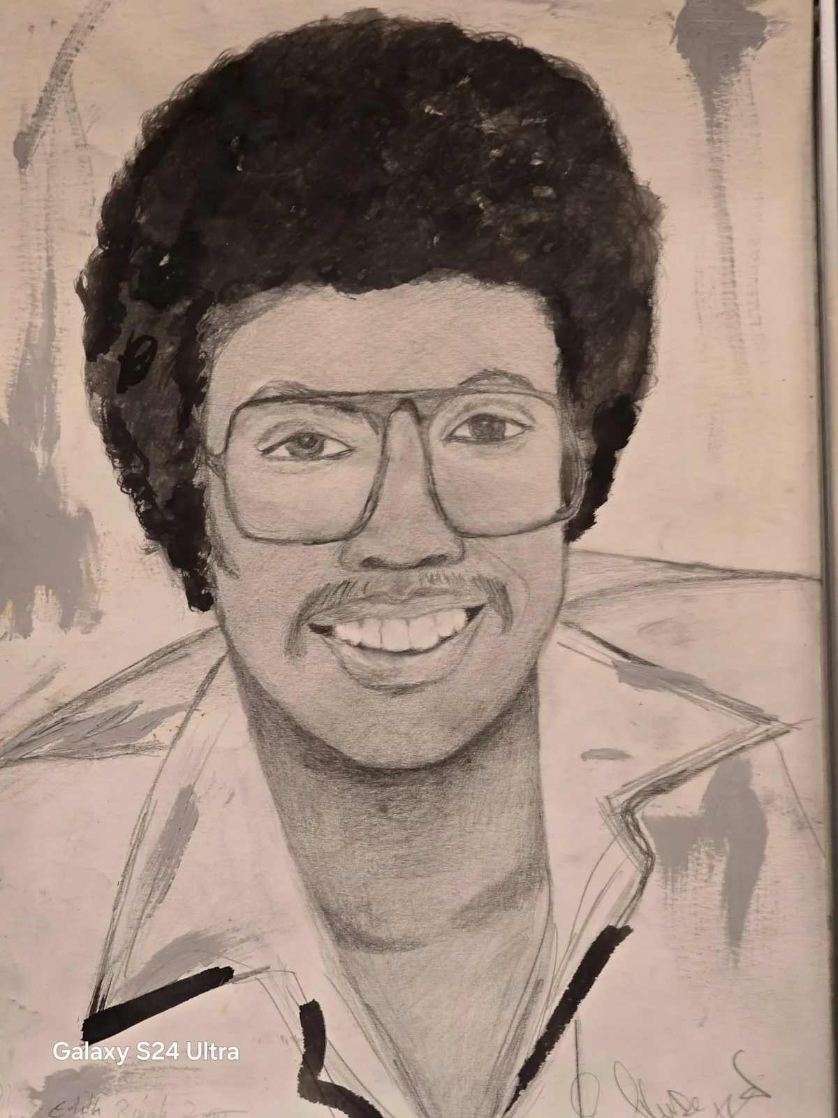 Zeichnerische Porträtstudie eines lachenden Mannes mit Afro, Brille und Schnurrbart in Bleistift und Tusche.